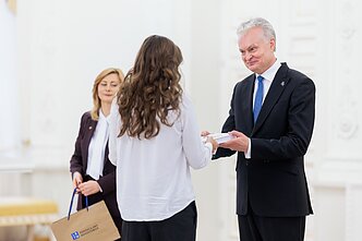 Prezidentas apdovanojo Konstitucijos egzamino nugalėtojus Prezidentas apdovanojo Konstitucijos egzamino nugalėtojus