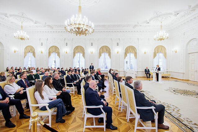 Prezidentas apdovanojo Konstitucijos egzamino nugalėtojus Prezidentas apdovanojo Konstitucijos egzamino nugalėtojus
