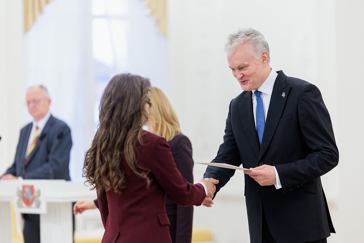 Prezidentas apdovanojo Konstitucijos egzamino nugalėtojus Prezidentas apdovanojo Konstitucijos egzamino nugalėtojus