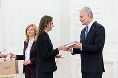 Prezidentas apdovanojo Konstitucijos egzamino nugalėtojus Prezidentas apdovanojo Konstitucijos egzamino nugalėtojus