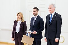 Prezidentas apdovanojo Konstitucijos egzamino nugalėtojus Prezidentas apdovanojo Konstitucijos egzamino nugalėtojus