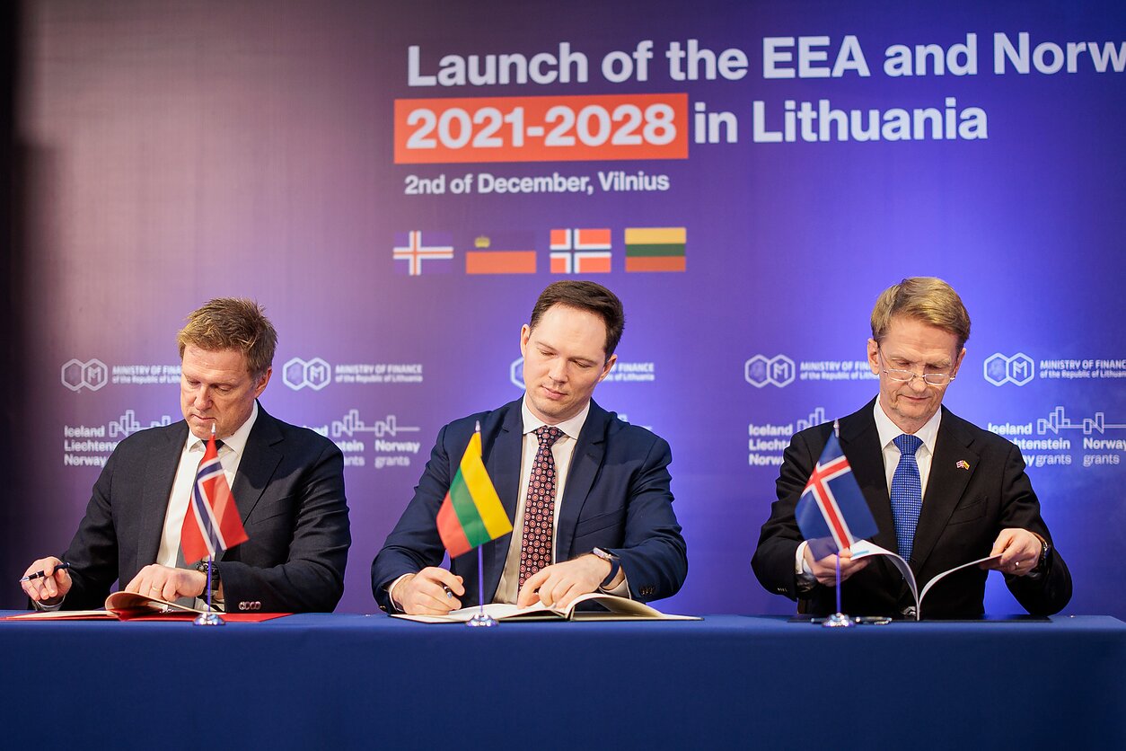 Signing of the memorandum: Norwegian Justice and Public Security State Secretary Joakim Øren, Lithuanian Finance Minister Kristupas Vaitiekūnas, Iceland’s ambassador to Lithuania Haraldur Aspelund
