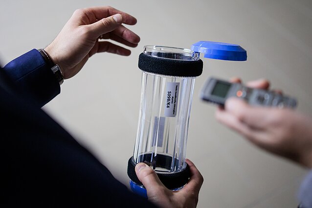 Kauno klinikose į tokią kapsulę dedami pneumopaštu keliaujantys siuntiniai Kauno klinikose į tokią kapsulę dedami pneumopaštu keliaujantys siuntiniai