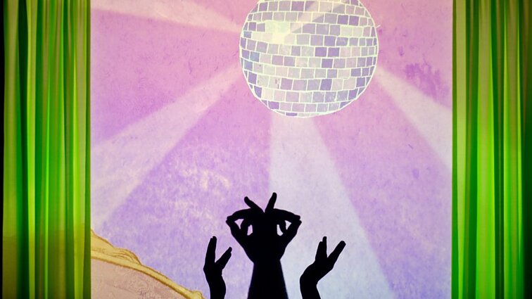 „Šešėliai natūraliai patraukia mažųjų dėmesį“: rankų šešėlių teatre – spektaklis kūdikiams