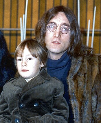 Johnas Lennonas su sūnumi Julianu Johnas Lennonas su sūnumi Julianu