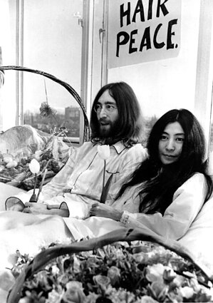 Johnas Lennonas ir Yoko Ono surengė taikos akciją Johnas Lennonas ir Yoko Ono surengė taikos akciją