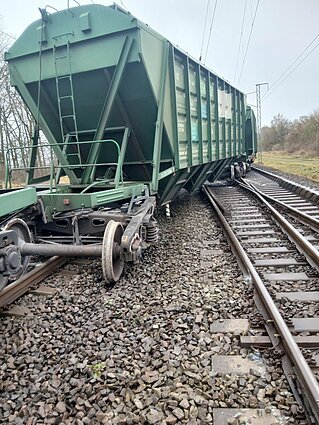 Dotnuvoje nuo bėgių nuriedėjo krovininis vagonas Dotnuvoje nuo bėgių nuriedėjo krovininis vagonas