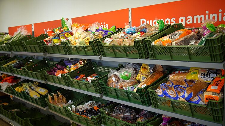 „Laiko iki pat galiojimo pabaigos“: kodėl parduotuvės maistą pūdo, o ne atiduoda labdarai