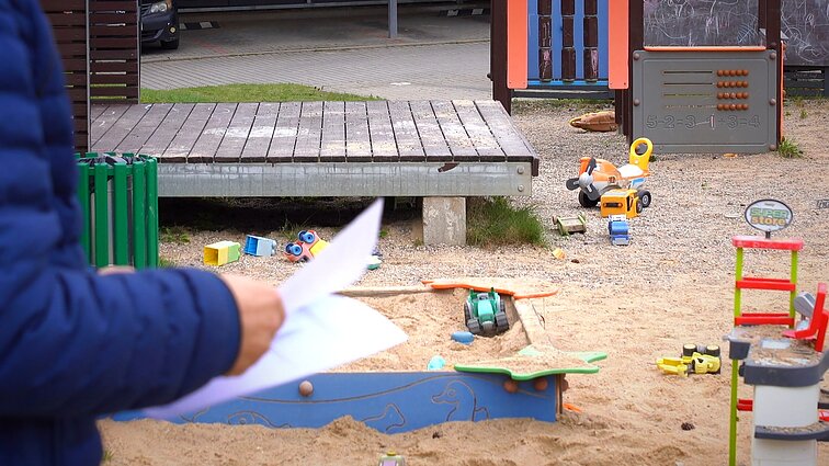 Tarp „avarinių“ darbų už 2400 eurų – suoliuko dažymas: „auksinės“ vaikų aikštelės istorija