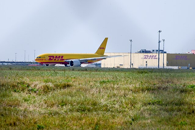 DHL plane