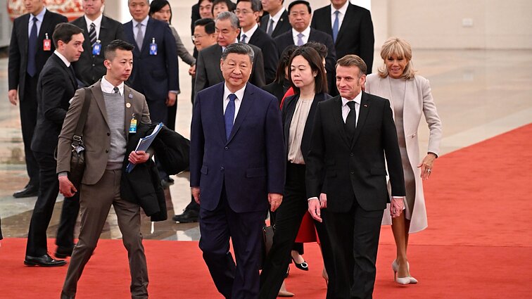 Macronas siekia palenkti Xi Jinpingą: bando atkalbėti Kiniją nuo paramos Rusijai