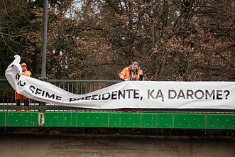 Plakatas su žinute preizdentui ant tilto į Vingio parką