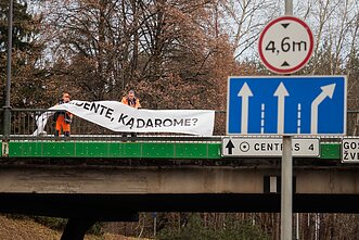 Plakatas su žinute preizdentui ant tilto į Vingio parką