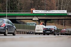 Plakatas su žinute preizdentui ant tilto į Vingio parką