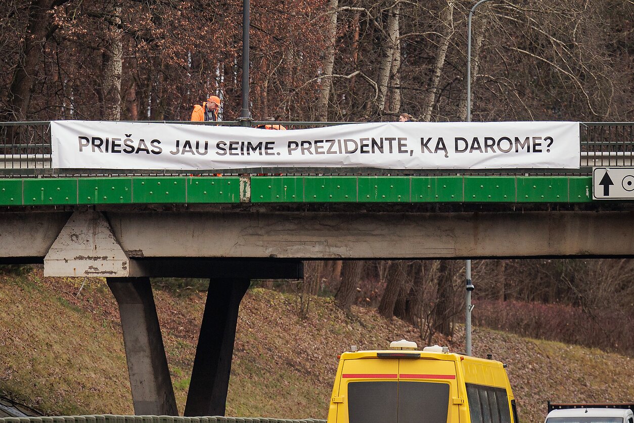 Plakatas su žinute preizdentui ant tilto į Vingio parką