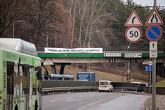 Plakatas su žinute preizdentui ant tilto į Vingio parką