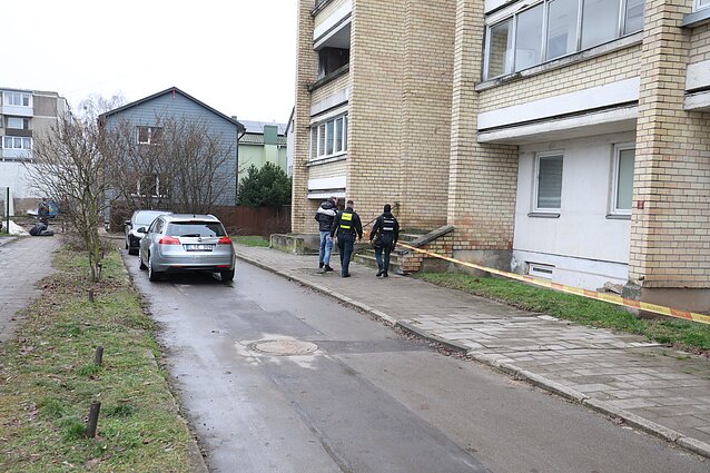 Policija prie daugiabučio Kaune Policija prie daugiabučio Kaune
