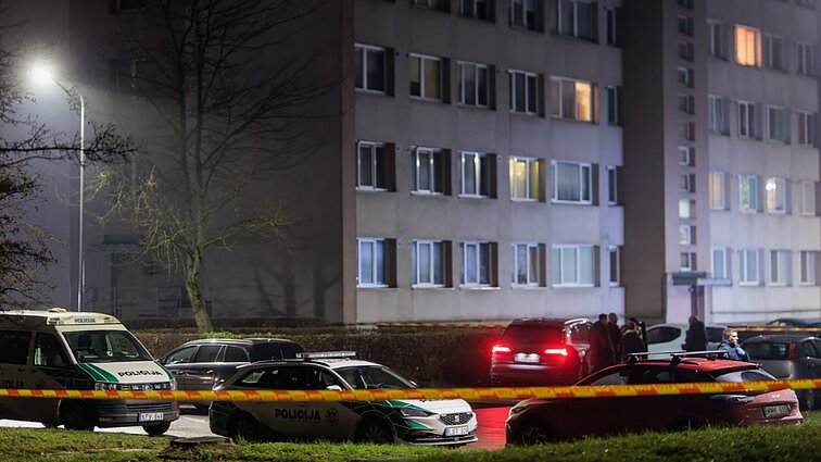 „Tikrino po lovomis, spintose“: dviejų merginų nužudymu įtariamo kaimynų butuose – kratos