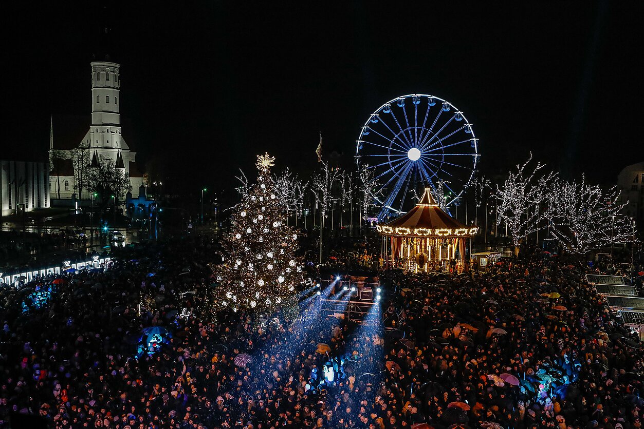 Šiauliuose įžiebta Kalėdų eglė Šiauliuose įžiebta Kalėdų eglė