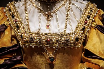 Выставка «Королева, королевство и чувства»