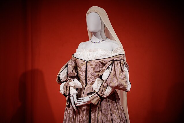 Выставка «Королева, королевство и чувства»