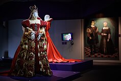 Выставка «Королева, королевство и чувства»