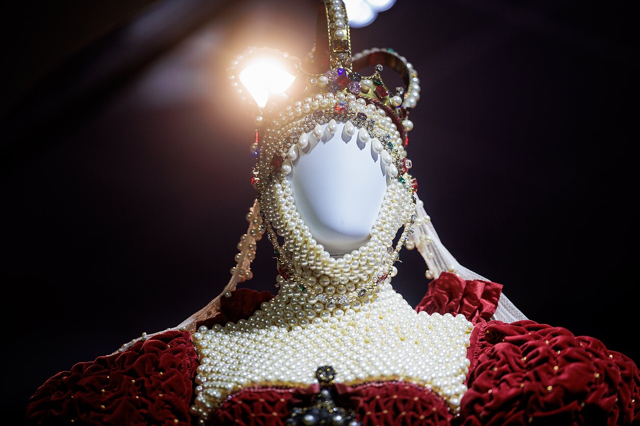 Выставка «Королева, королевство и чувства»