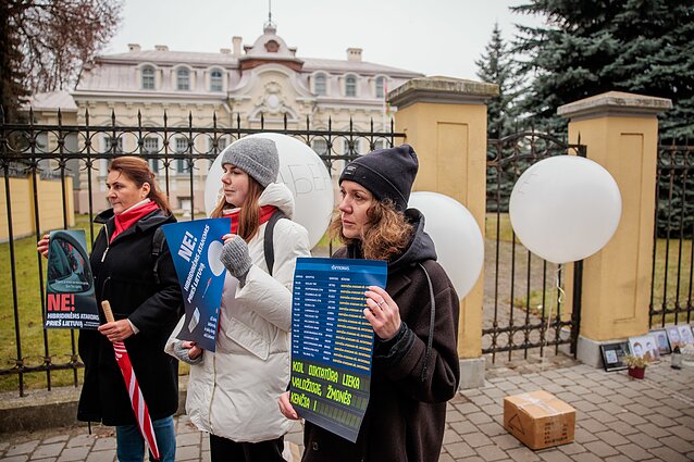 Prie Baltarusijos ambasados – protestas dėl kontrabandinių balionų keliamos grėsmės Prie Baltarusijos ambasados – protestas dėl kontrabandinių balionų keliamos grėsmės