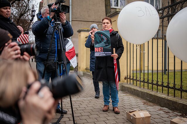 Prie Baltarusijos ambasados – protestas dėl kontrabandinių balionų keliamos grėsmės Prie Baltarusijos ambasados – protestas dėl kontrabandinių balionų keliamos grėsmės