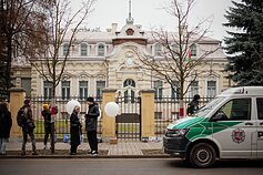 Prie Baltarusijos ambasados – protestas dėl kontrabandinių balionų keliamos grėsmės Prie Baltarusijos ambasados – protestas dėl kontrabandinių balionų keliamos grėsmės