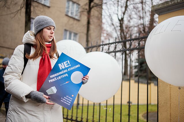 A protest against contraband balloons in front of the Belarusian embassy in Vilnius.