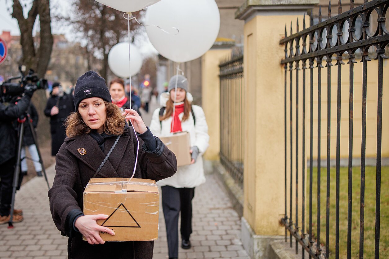 A protest against contraband balloons in front of the Belarusian embassy in Vilnius.