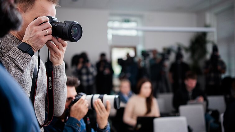 „Jei lūžo stuburas, negali jo atsiauginti“: ką reiškia laisvos žiniasklaidos griūtis?