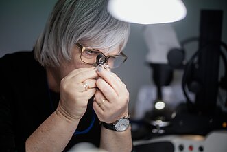 Brangakmenių tyrimo laboratorijos vedėja Violeta Kisielienė Brangakmenių tyrimo laboratorijos vedėja Violeta Kisielienė