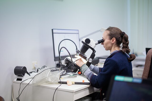 Brangakmenių tyrimo laboratorijoje Brangakmenių tyrimo laboratorijoje