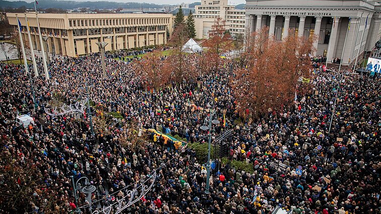 „Šalin rankas nuo laisvo žodžio“: Nepriklausomybės aikštėje – dešimttūkstantinė minia