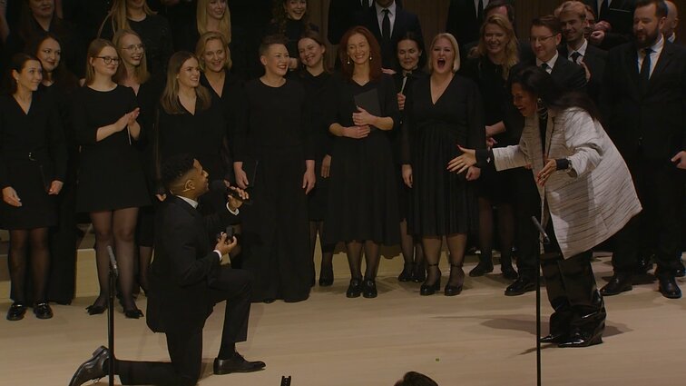 Netikėta šventinio koncerto kulminacija: solistas Moore`as scenoje pasipiršo mylimajai