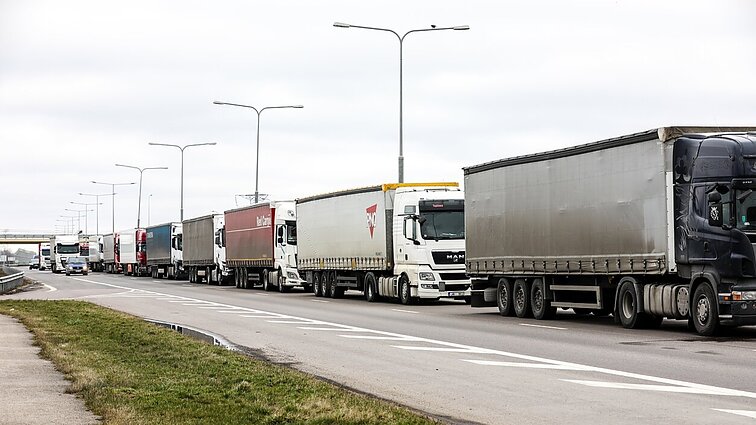 „Artėjam prie 100 mln. nuostolių“: Baltarusijoje įstrigę vilkikai – vis dar neišleidžiami