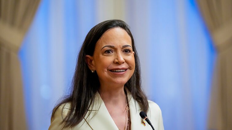 Vėlavusi Nobelio taikos premijos laureatė atvyko į Oslą: Venesuelą paliko medine valtele