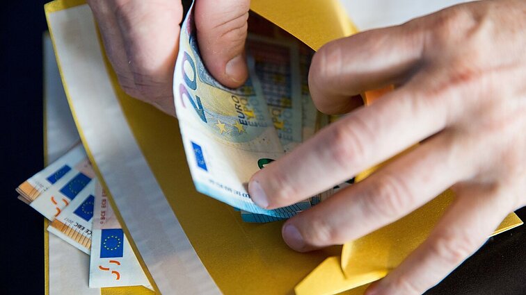 Į ligoninę su vokeliu ar net visu maišu: medikai vis dar sulaukia kyšių iš pacientų