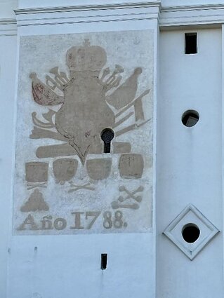 Vienuolyno ir bažnyčios fundatorių Valavičių giminės herbas ant Švč. Mergelės Marijos Angelų Karalienės bažnyčios bokšto