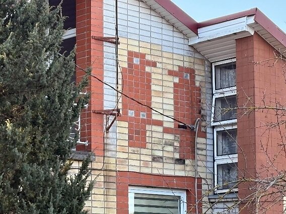 Ankstyvasis pikselių menas ant gyvenamojo namo Tytuvėnuose