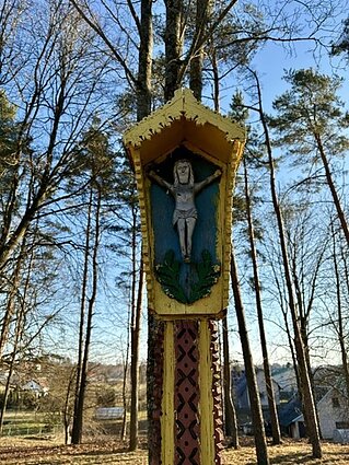 Koplytstulpis ant Švento Jurgio kalnelio –  pirmos Tytuvėnų medinės bažnyčios, pastatytos 1555 metais, vietoje.  Anksčiau čia buvo pagoniška alkavietė