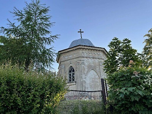 Anksčiau Romerių šeimos mauzoliejų–koplyčią juosė čerpėmis dengta akmeninė tvora, kuri buvo nuardyta sovietmečiu. Šiuo metu mauzoliejų juosia vargana tinklinė tvora