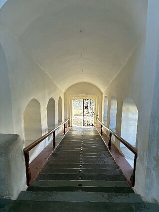 Kristaus laiptų koplyčios laiptai, kuriai besimelsdami maldininkai lipa keliais. Kiekviename laipte yra po stiklinį relikvijorių su žeme iš Jeruzalės