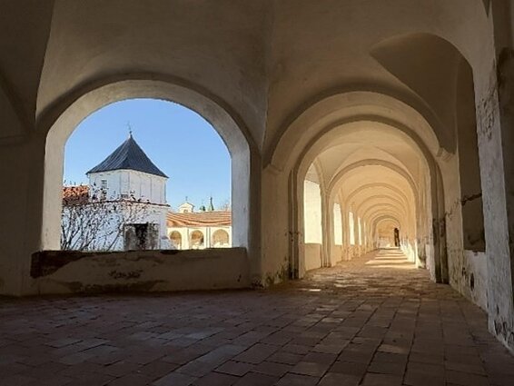 Uždara vienuolyno galerija