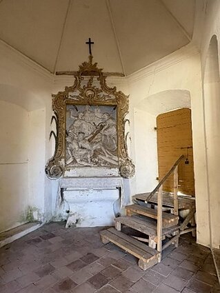 Kristaus kelio stotis vienuolyno galerijoje