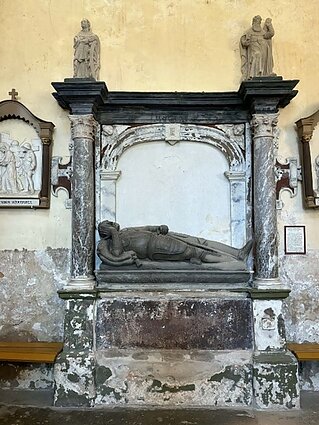 1640 metas bažnyčioje buvo įrengtas Jeronimo Valavičiaus užsakytas skulptūrinis antkapis  vienuolyno ir bažnyčios fundatoriui ir Jeronimo broliui Andriui Valavičiui. Antkapis buvo sukurtas žymaus to meto flamandų kilmės skulptoriaus Vilhelmo van den Blokės dirbtuvėse Gdanske