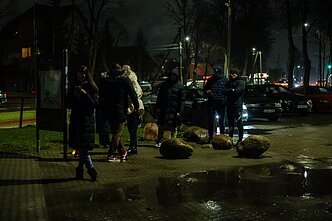 Kauniečiai ant Milkonių kalno pagerbė nužudytų merginų atminimą Kauniečiai ant Milkonių kalno pagerbė nužudytų merginų atminimą