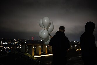 Kauniečiai ant Milkonių kalno pagerbė nužudytų merginų atminimą Kauniečiai ant Milkonių kalno pagerbė nužudytų merginų atminimą